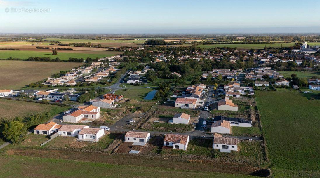 Terrain à COURCON