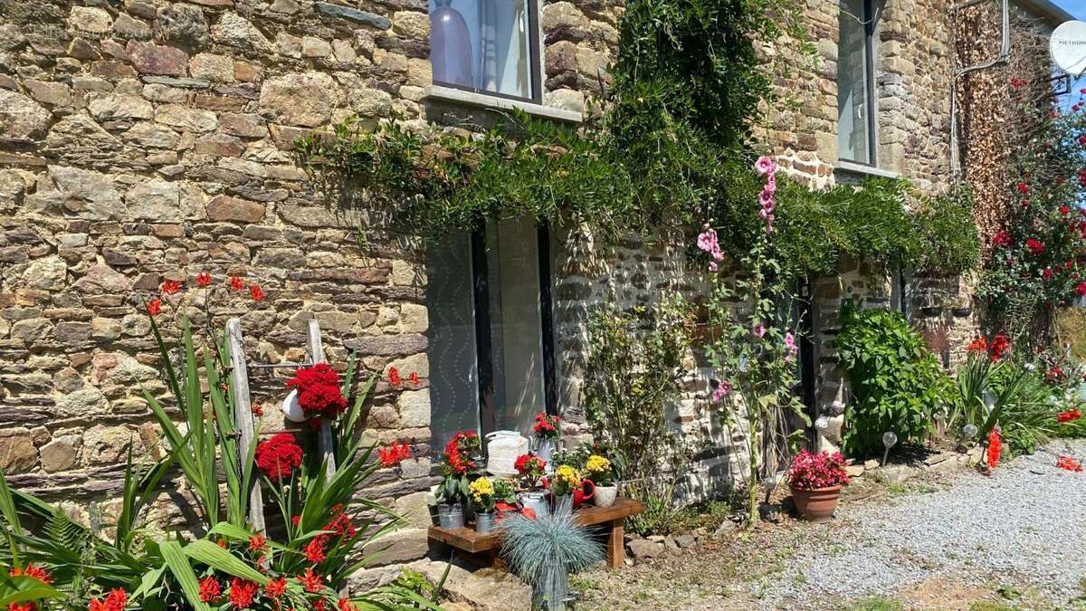 Maison à NEANT-SUR-YVEL