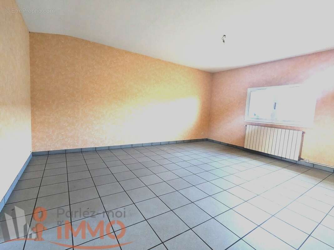 Appartement à CHAZELLES-SUR-LYON