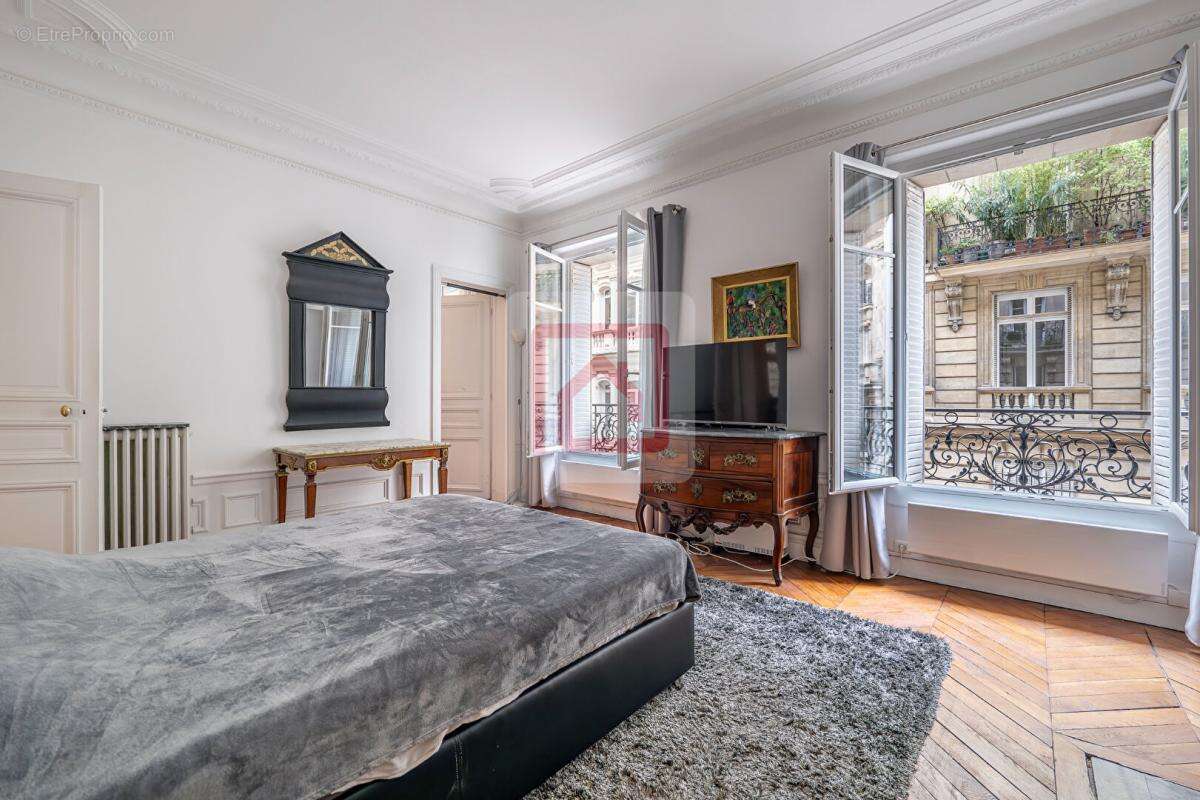 Appartement à PARIS-8E