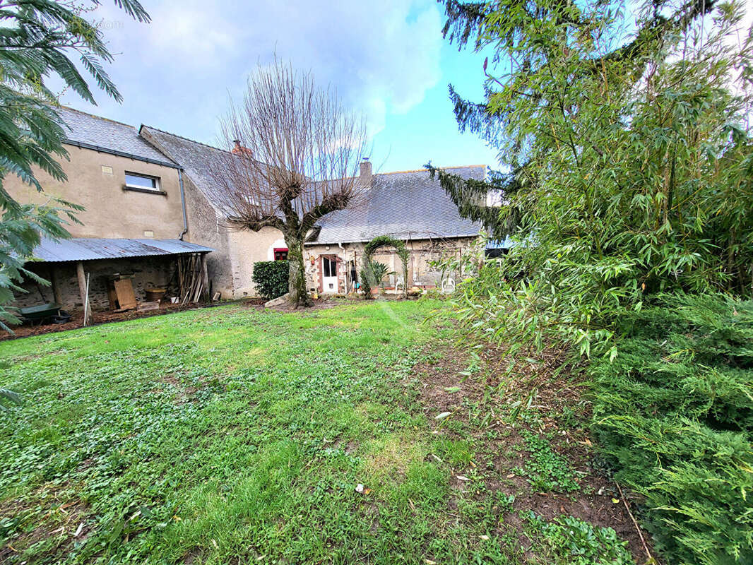 Maison à SAINT-LAMBERT-DU-LATTAY