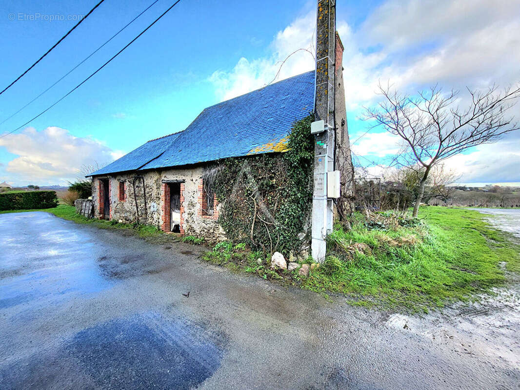 Maison à SAINT-LAMBERT-DU-LATTAY