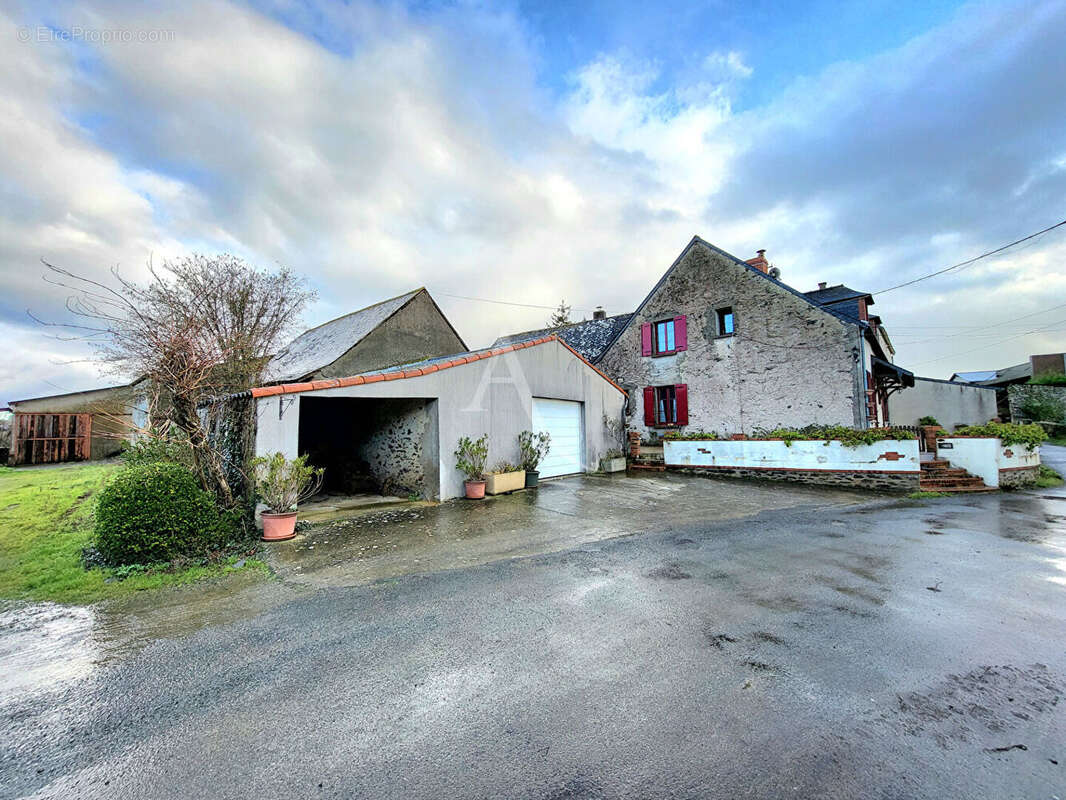 Maison à SAINT-LAMBERT-DU-LATTAY