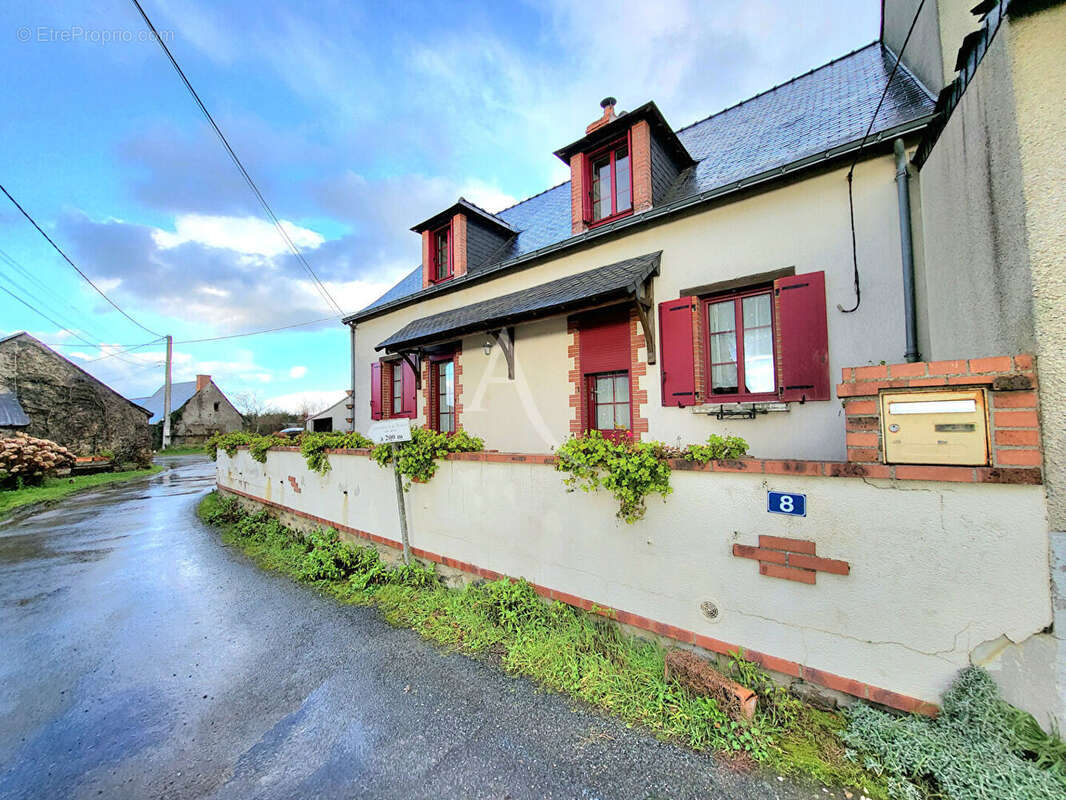 Maison à SAINT-LAMBERT-DU-LATTAY