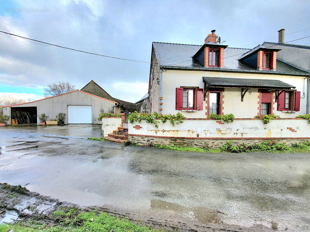 Maison à SAINT-LAMBERT-DU-LATTAY