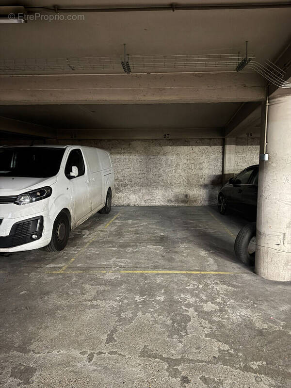 Parking à PARIS-18E