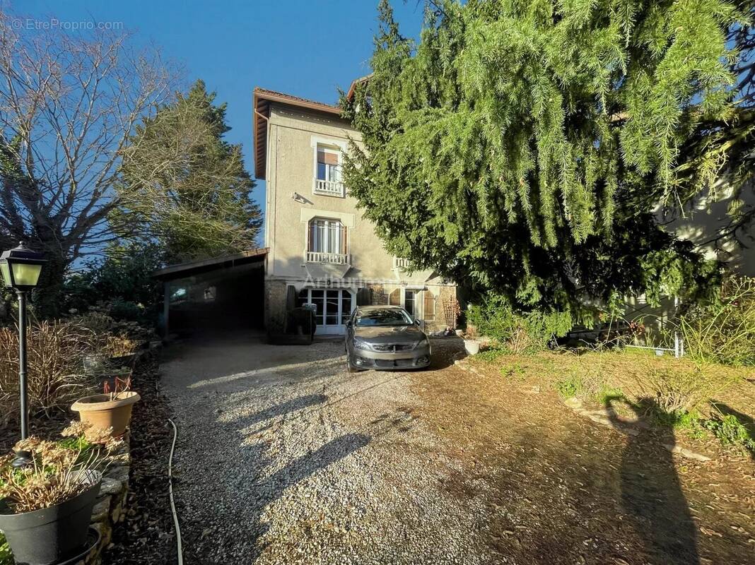 Maison à LE COUDRAY-MONTCEAUX