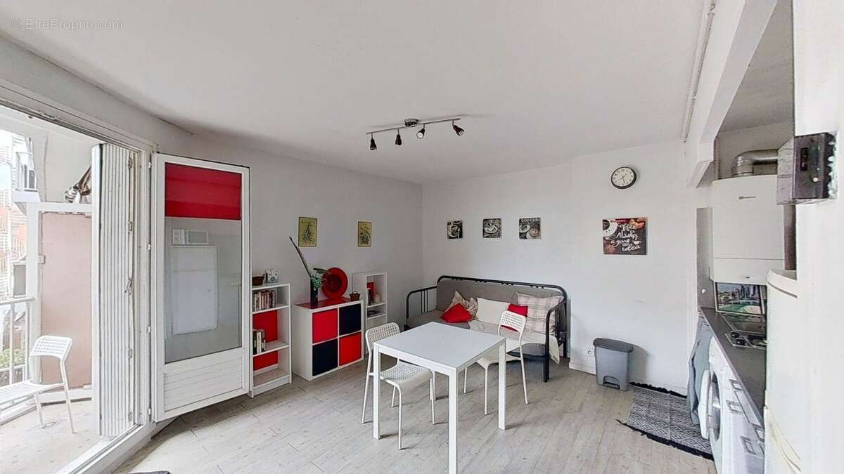 VA665_8_original.jpg - Appartement à MARSEILLE-3E