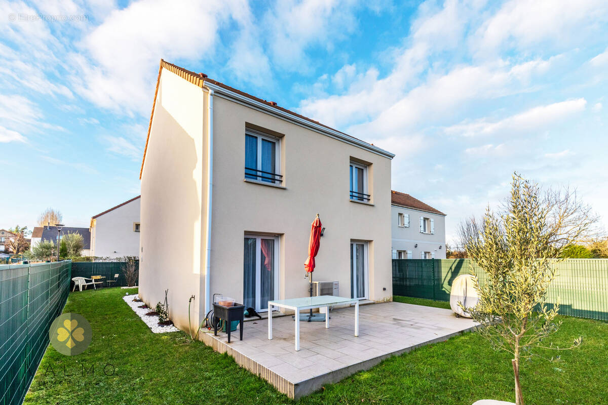 Maison à LA QUEUE-LES-YVELINES