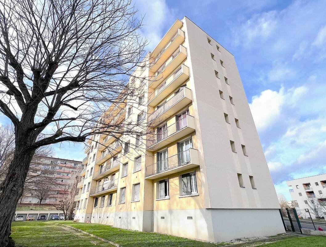   - Appartement à DECINES-CHARPIEU