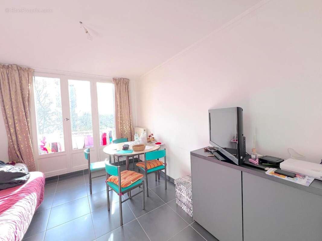   - Appartement à DECINES-CHARPIEU