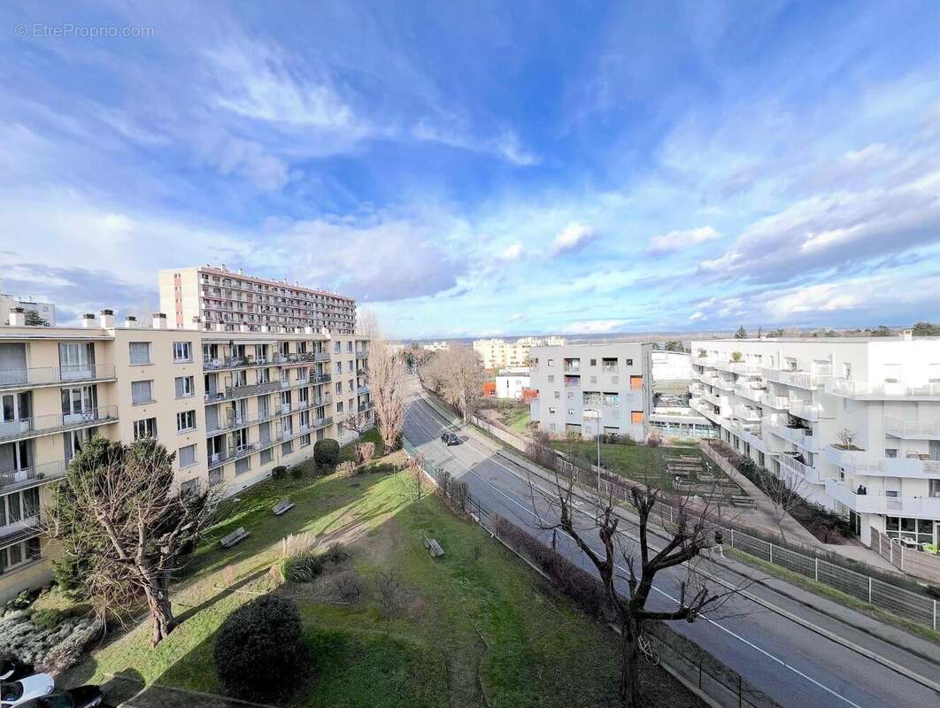   - Appartement à DECINES-CHARPIEU