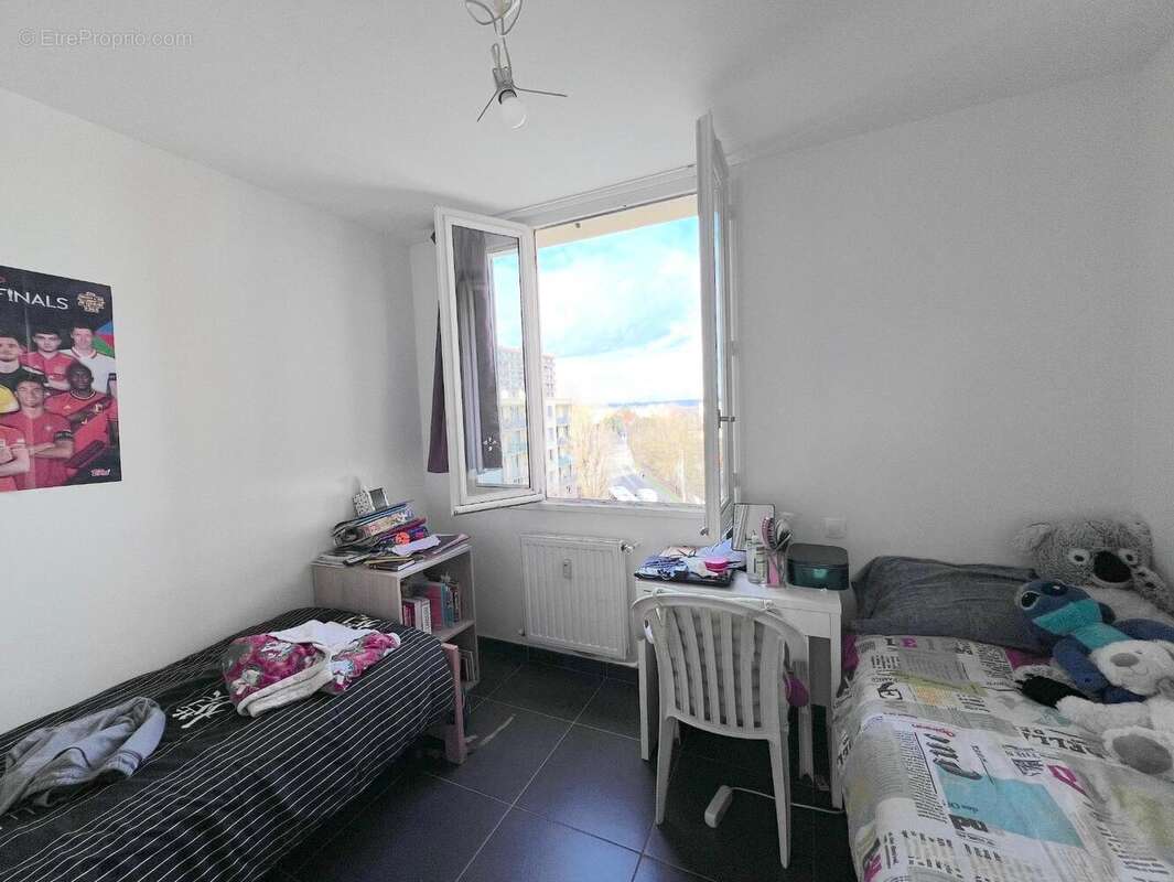   - Appartement à DECINES-CHARPIEU