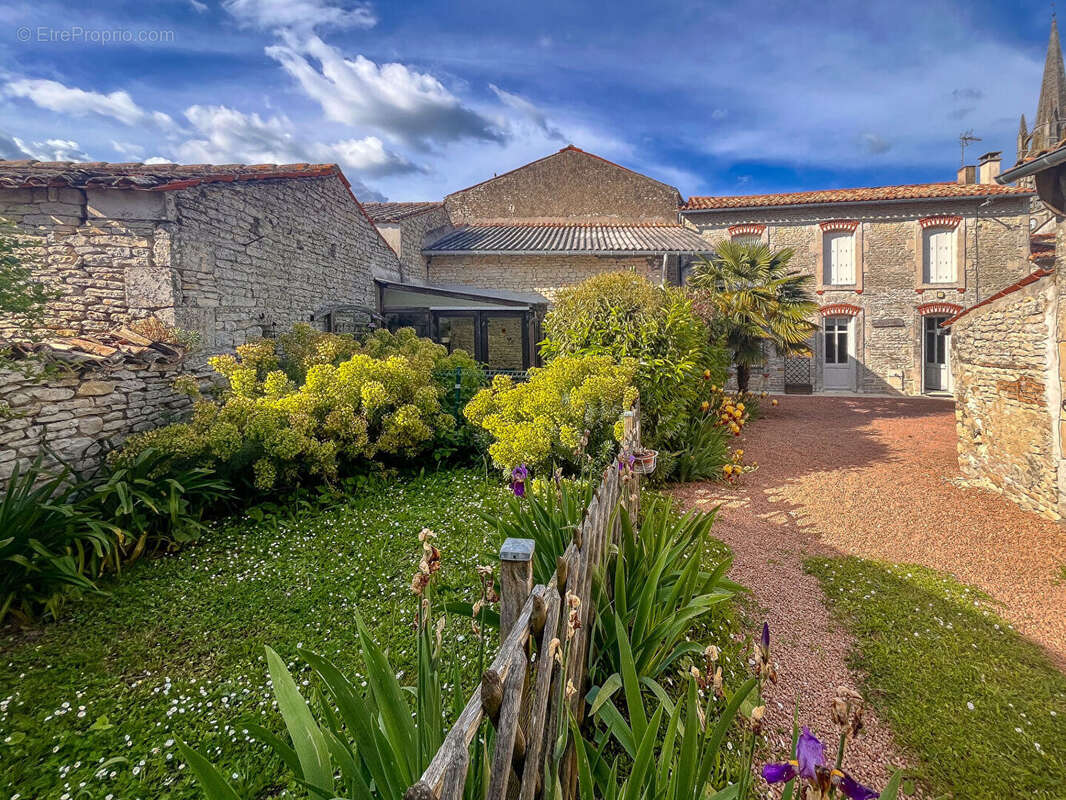 Maison à SAINT-HILAIRE-LA-PALUD