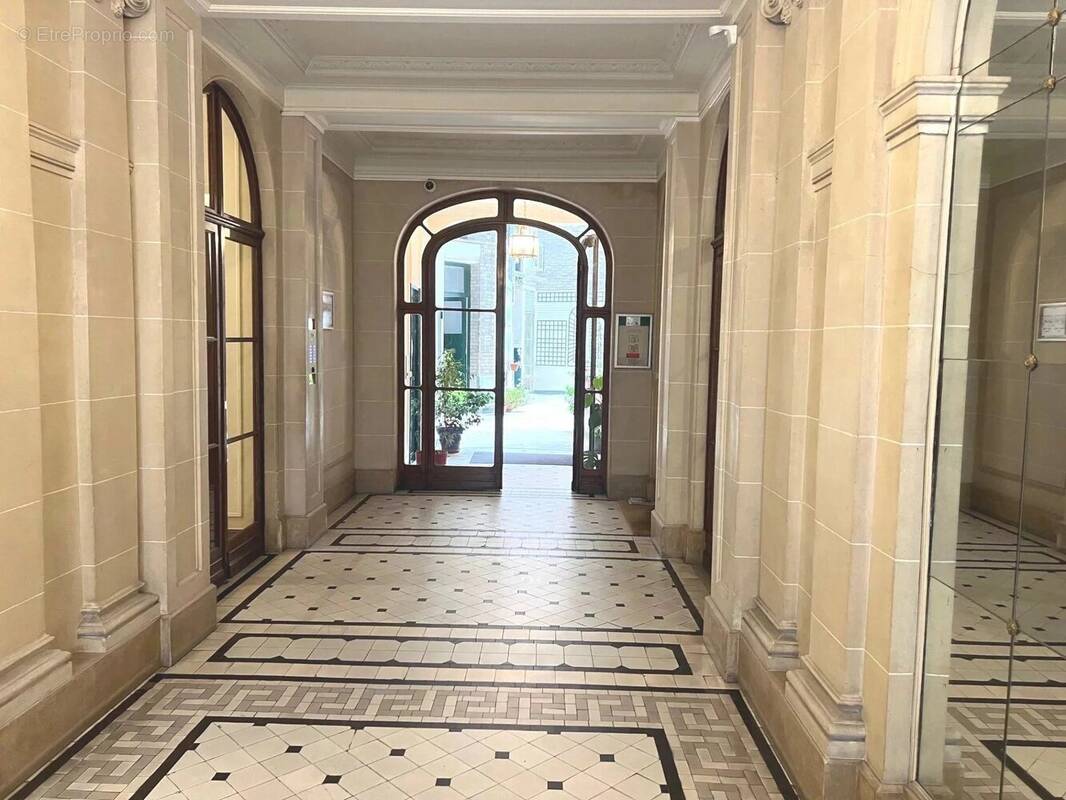 Appartement à PARIS-16E