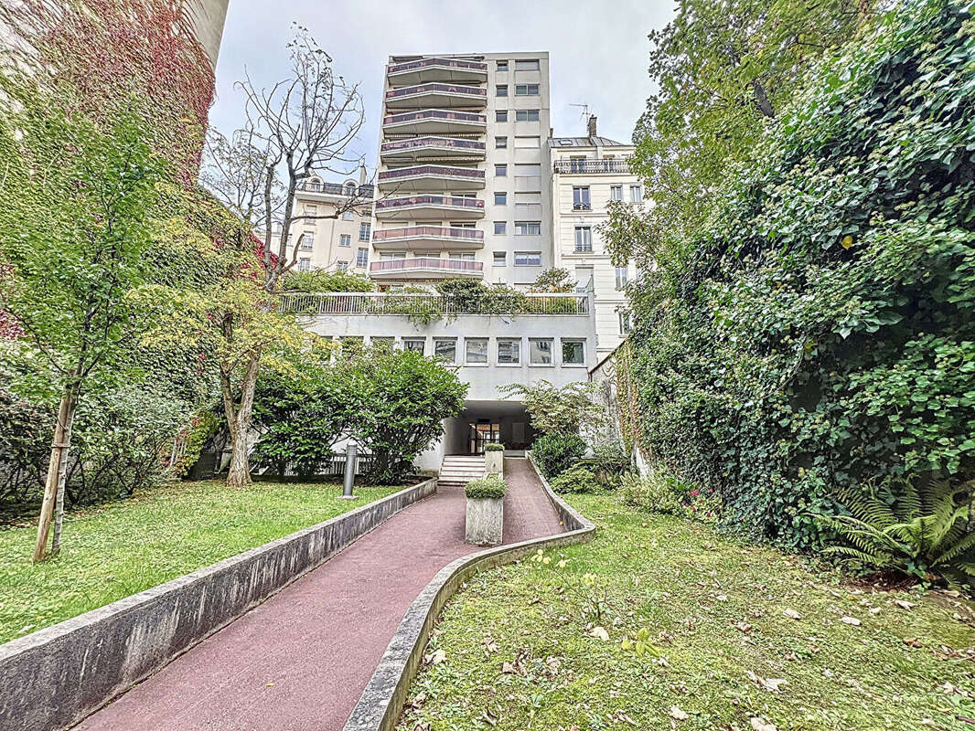 Appartement à PARIS-14E