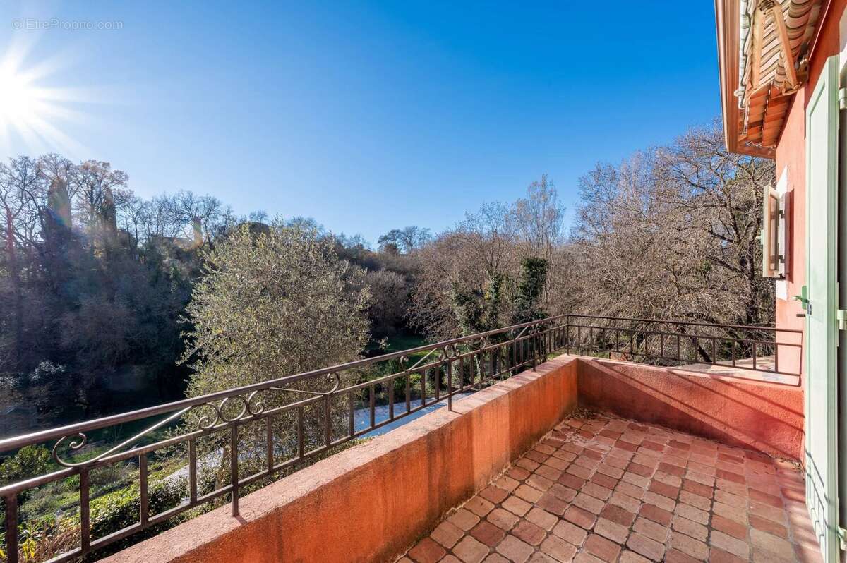 Maison à CHATEAUNEUF-GRASSE