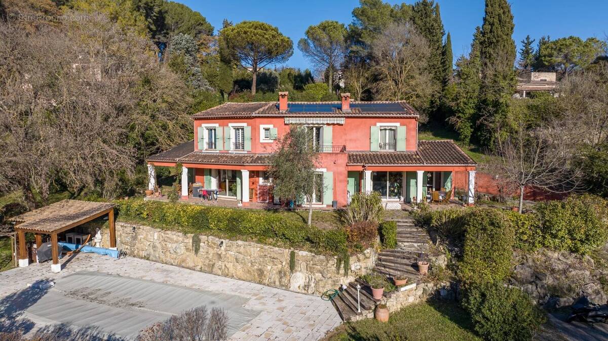 Maison à CHATEAUNEUF-GRASSE