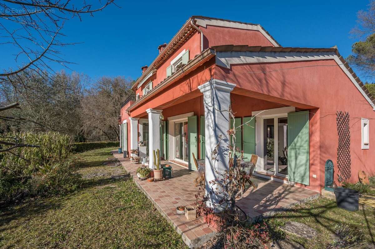 Maison à CHATEAUNEUF-GRASSE