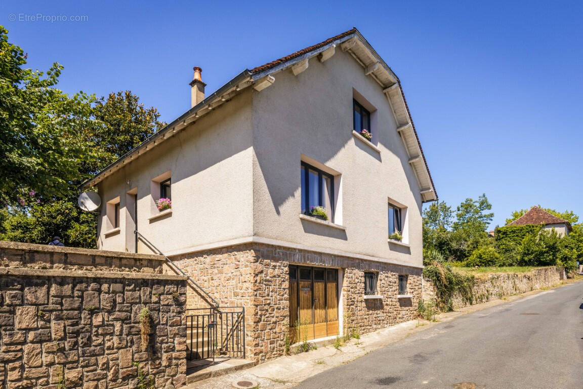 Maison à SEGUR-LE-CHATEAU