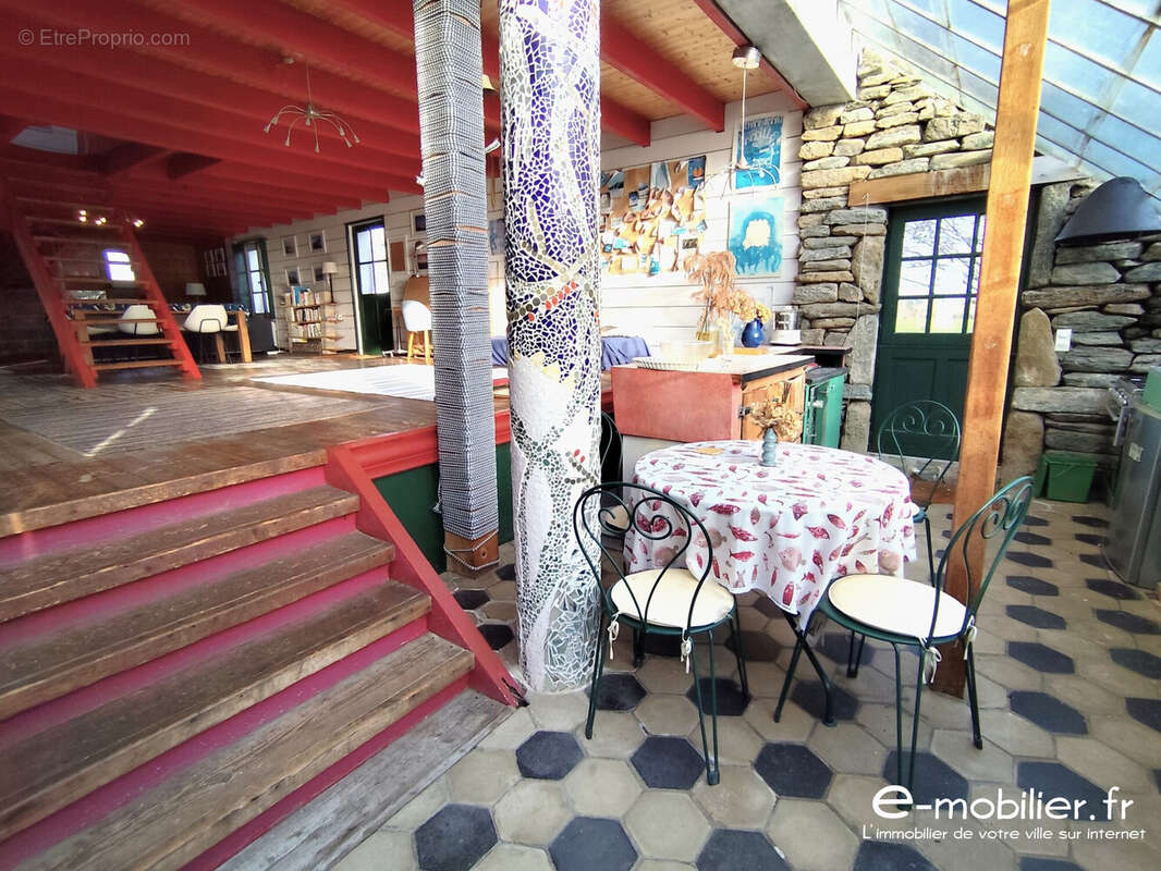 VUE SEJOUR DE LA CUISINE - Maison à GROIX