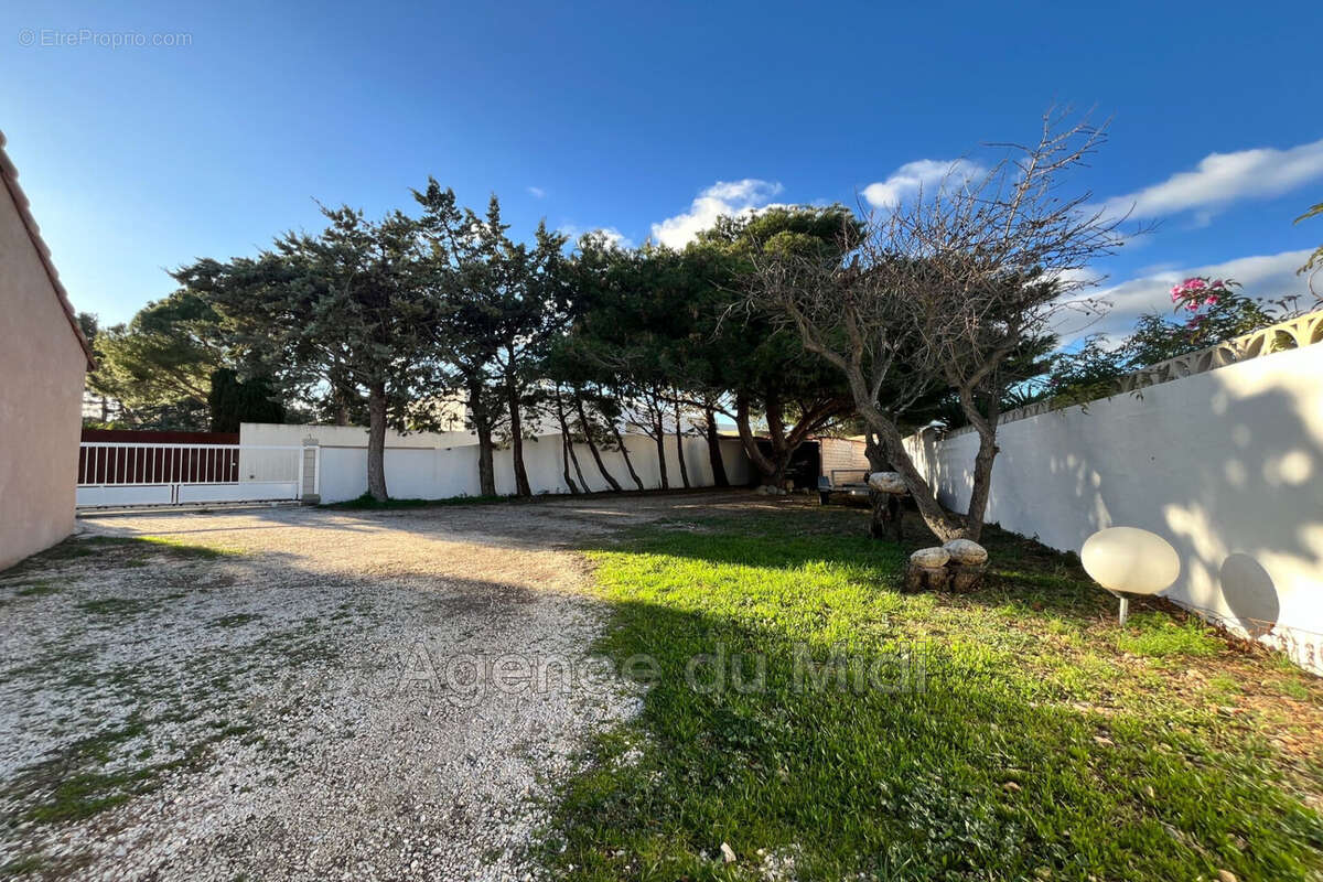 Maison à CAVES