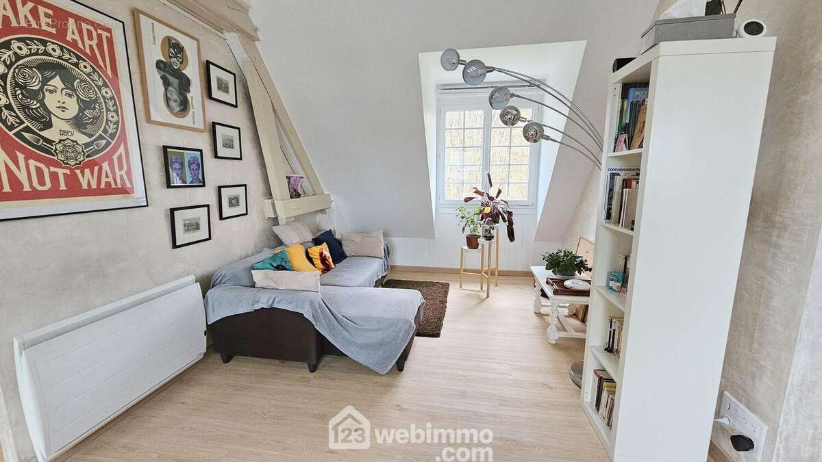 Un espace salon avec une vue sur la forêt.. - Appartement à SAMOREAU