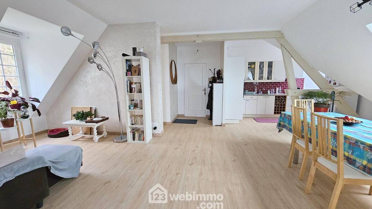 Un séjour de 37 m² très lumineux et parqueté. - Appartement à SAMOREAU