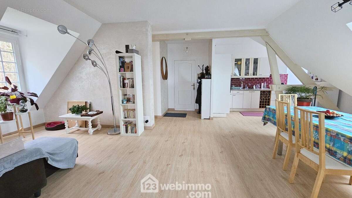 Un séjour de 37 m² très lumineux et parqueté. - Appartement à SAMOREAU