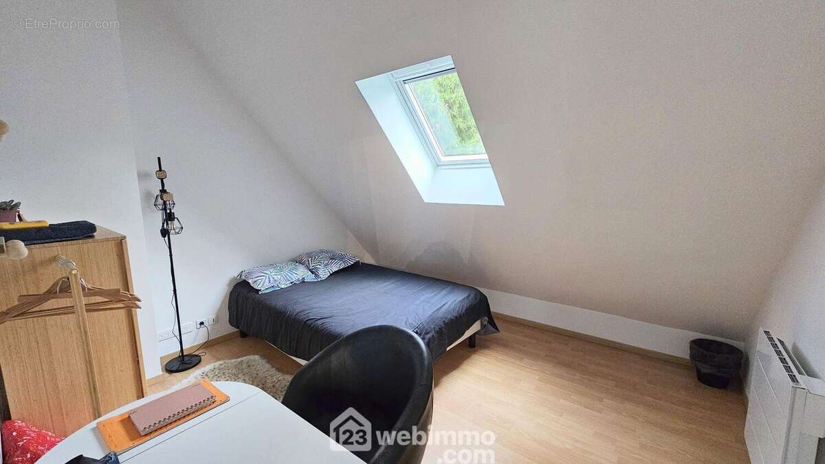 Une chambre toute parquetée. - Appartement à SAMOREAU