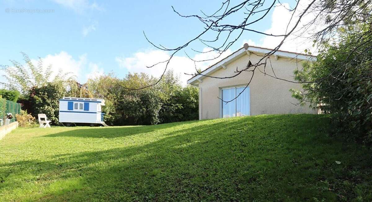 Maison à CHAZELLES-SUR-LYON