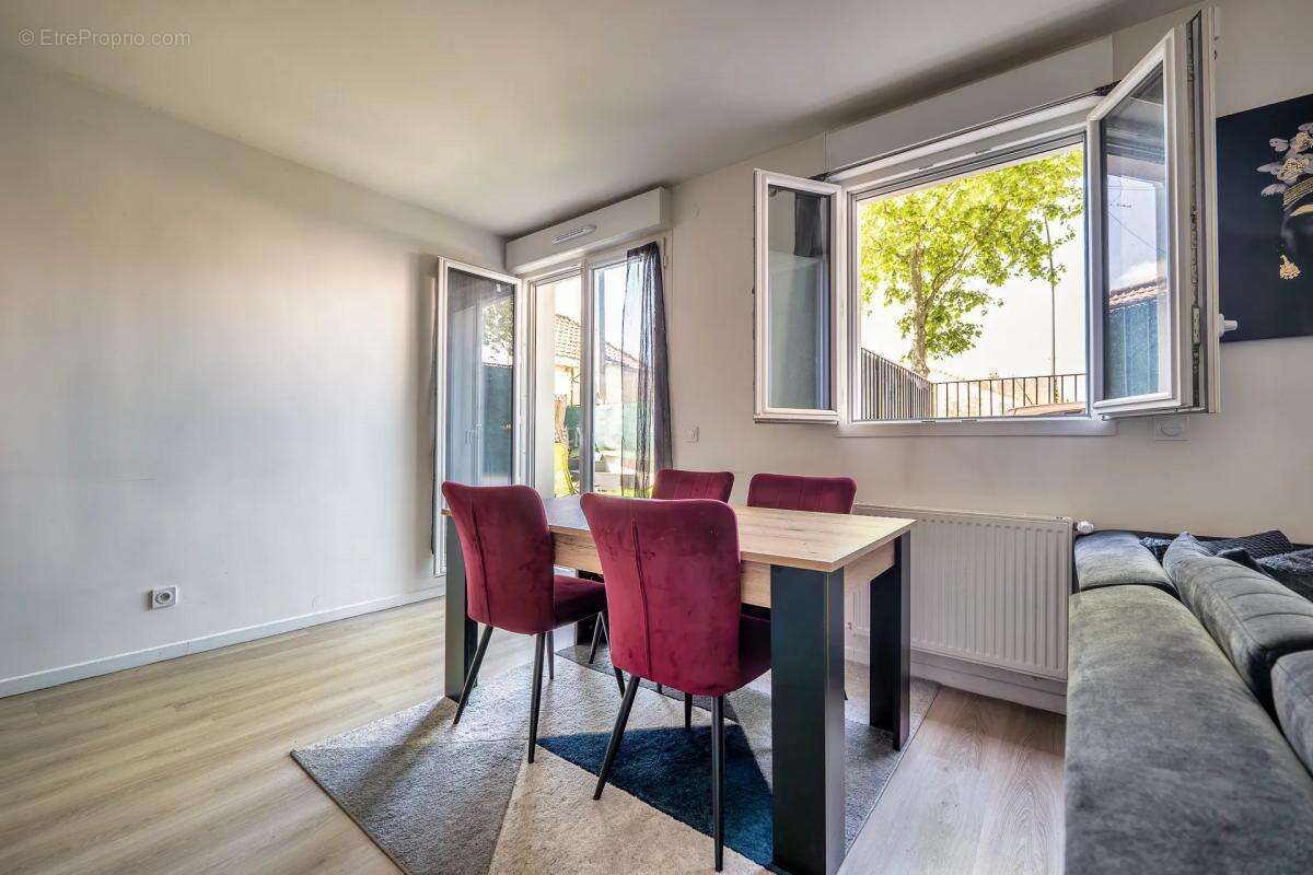 Appartement à VAUJOURS