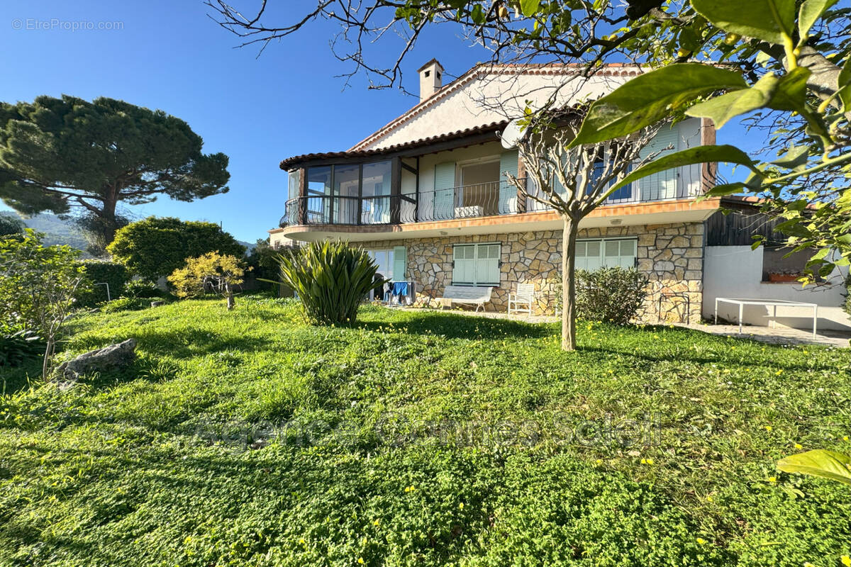 Maison à LA ROQUETTE-SUR-SIAGNE