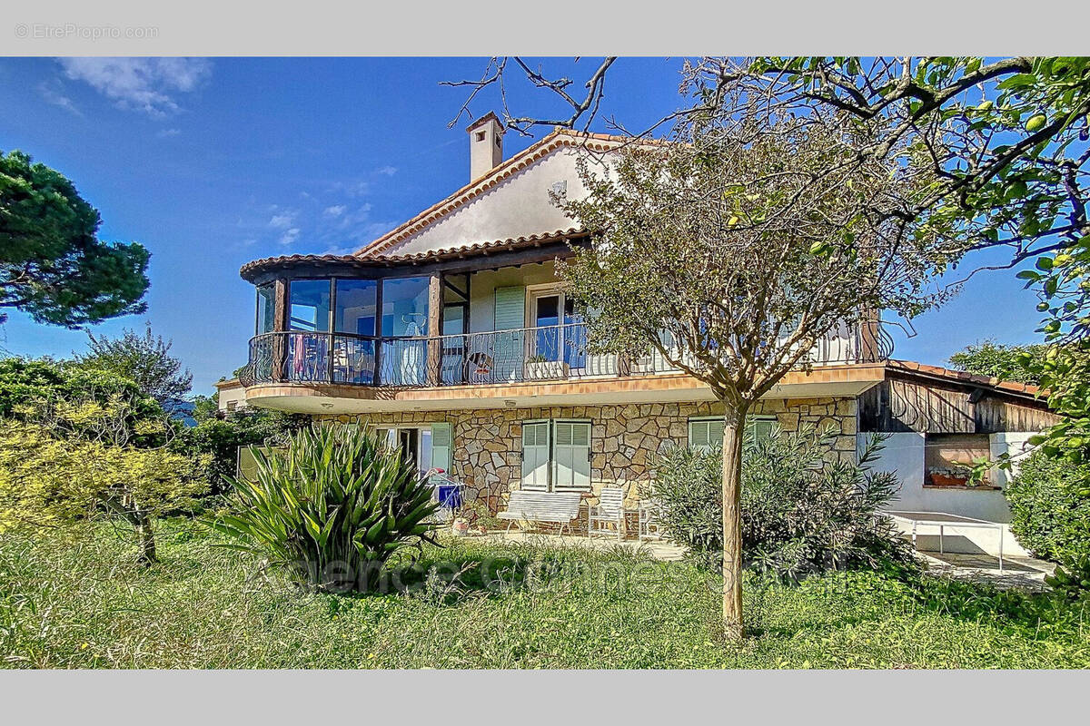 Maison à LA ROQUETTE-SUR-SIAGNE