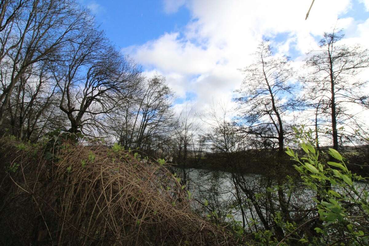 Terrain à ROMENY-SUR-MARNE