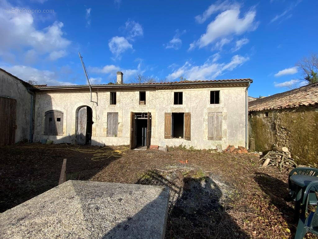 Maison à SAINT-CHRISTOLY-DE-BLAYE