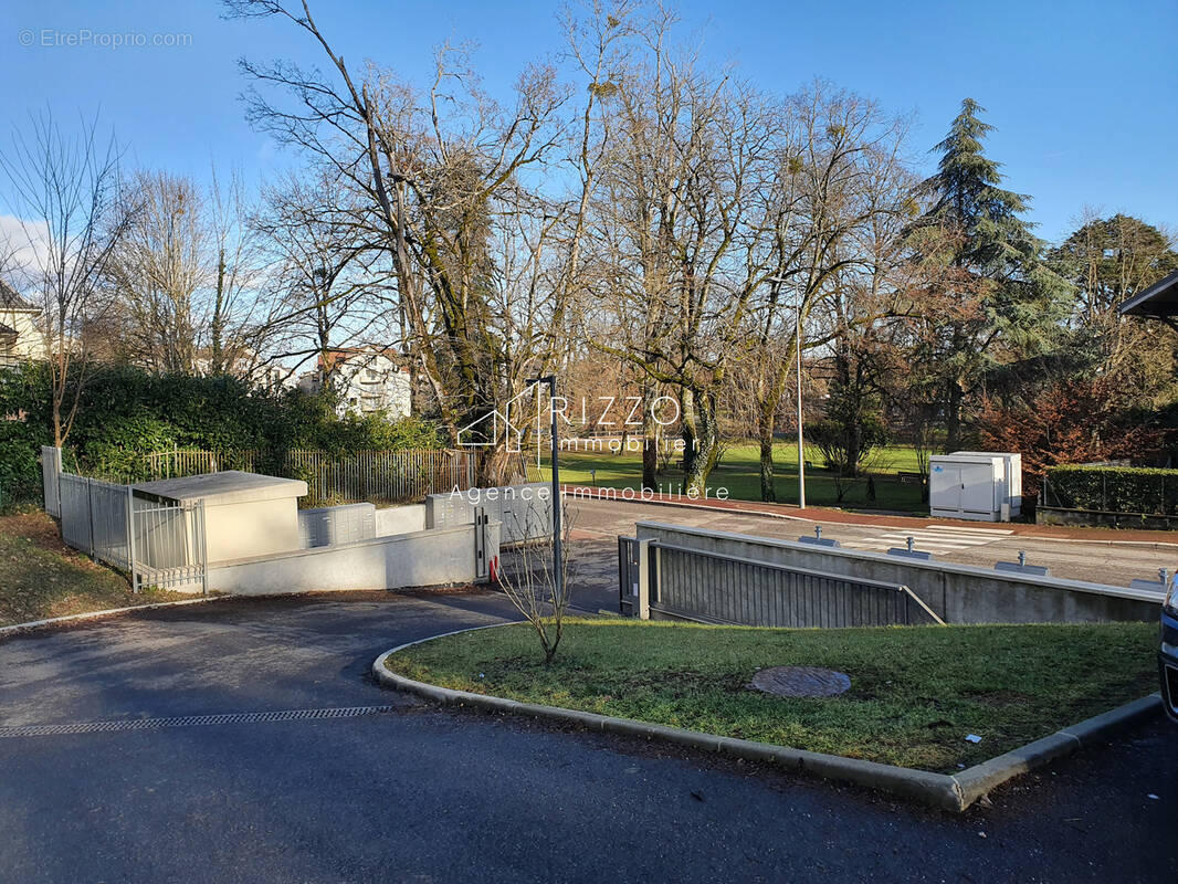 Parking à DIVONNE-LES-BAINS