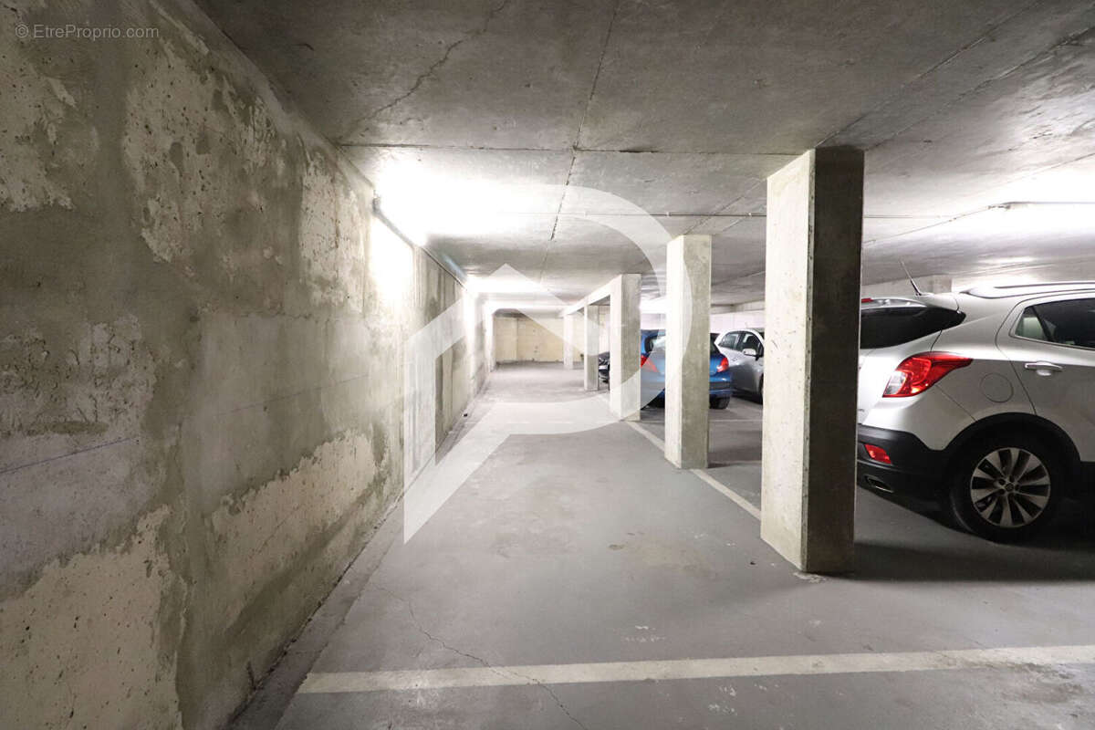 Parking à PARIS-11E