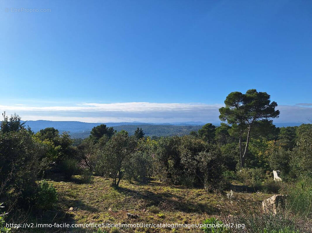 Terrain à LORGUES