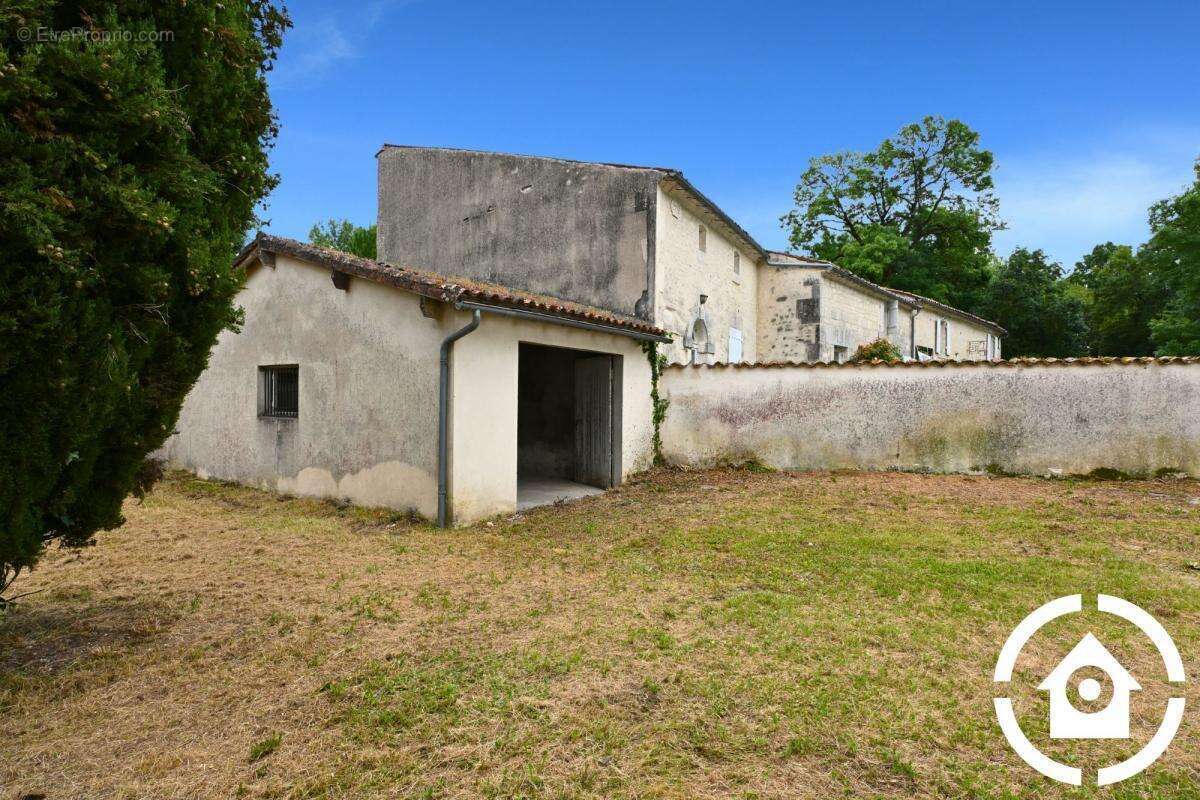 Maison à GENSAC-LA-PALLUE