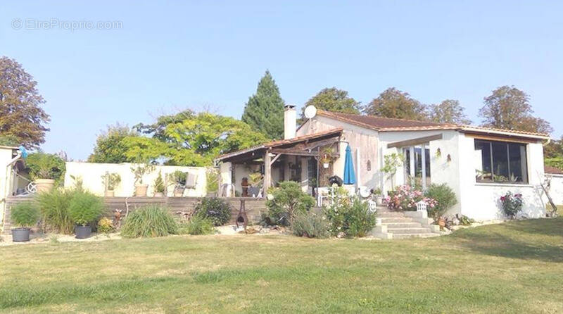 Maison à MONTIGNAC-LE-COQ