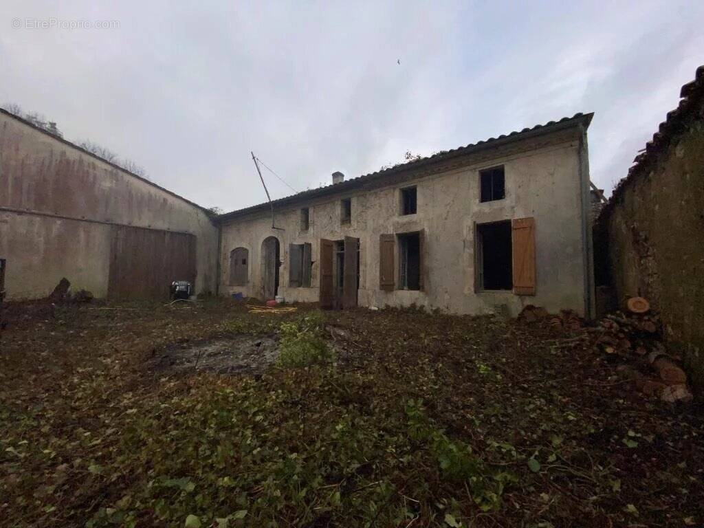 Maison à SAINT-CHRISTOLY-DE-BLAYE