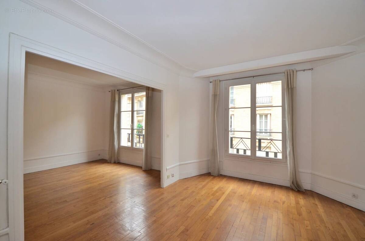 Appartement à PARIS-16E