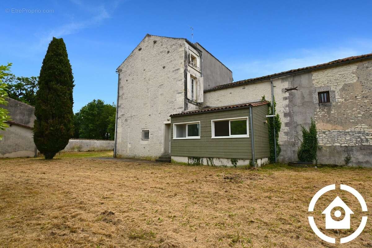 Maison à GENSAC-LA-PALLUE