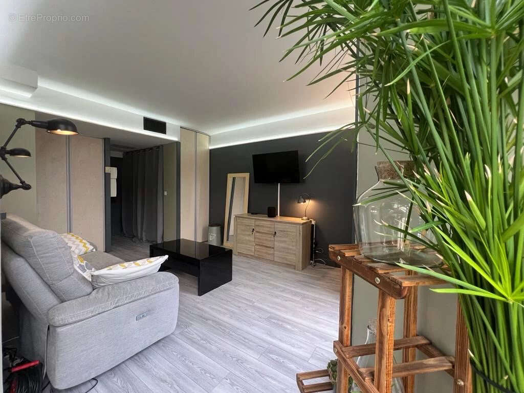 Appartement à SAINT-LAURENT-DU-VAR