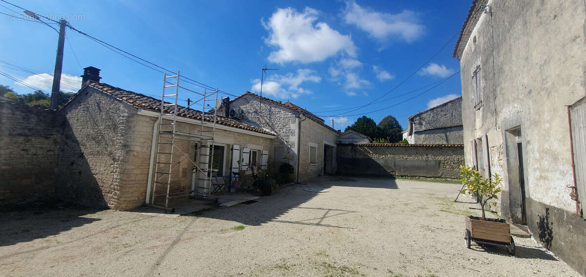 Maison à SAINT-CYBARDEAUX