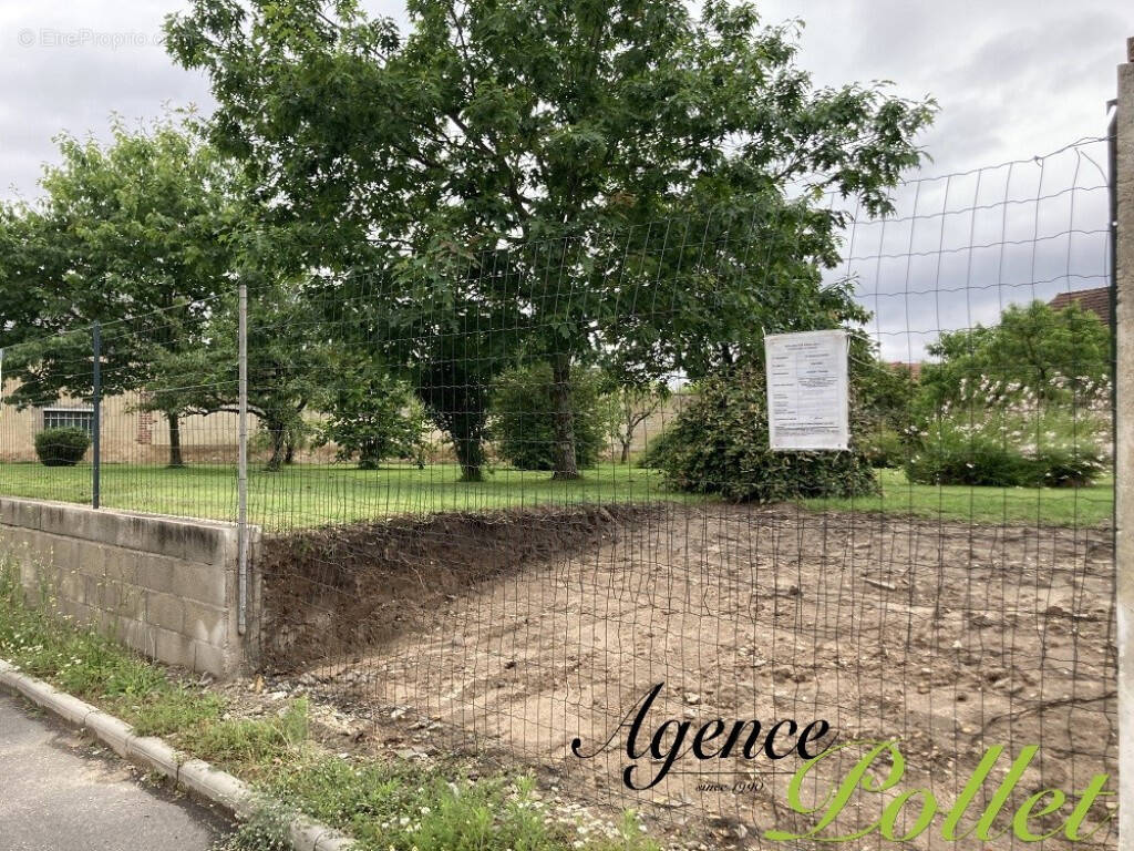 Terrain à AUBIGNY-SUR-NERE