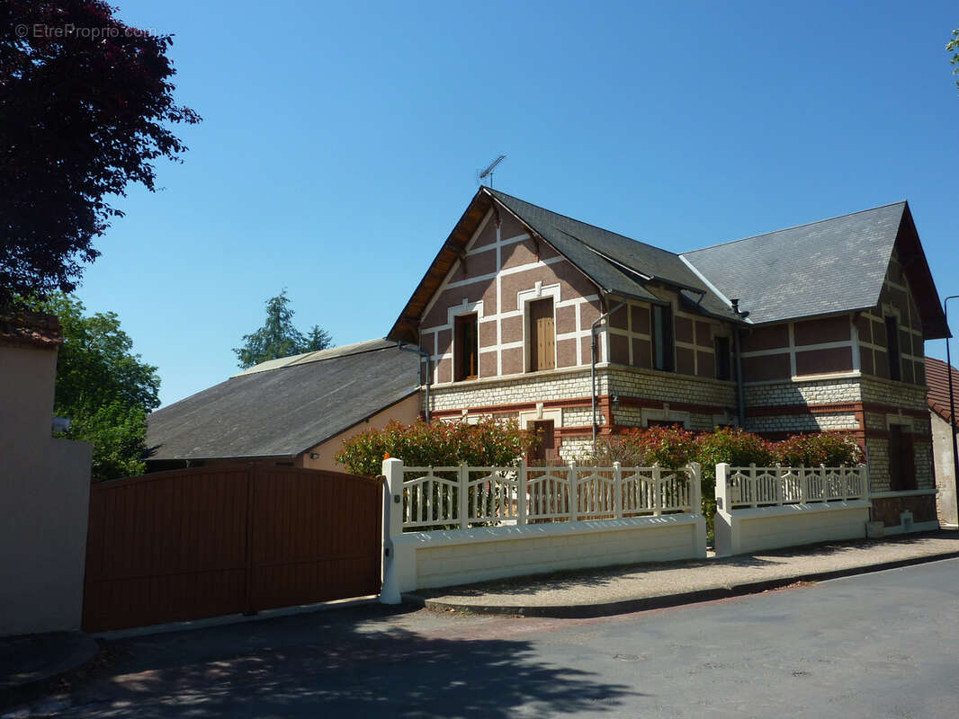 Maison à DUN-SUR-AURON