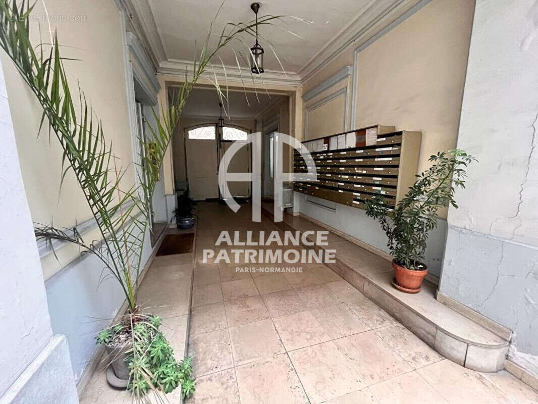 Entrée de l&#039;immeuble  - Appartement à PARIS