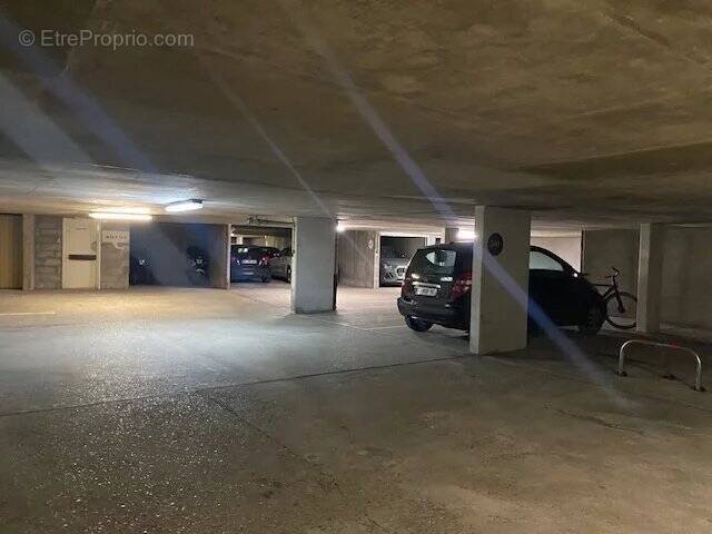 Parking à PARIS-16E